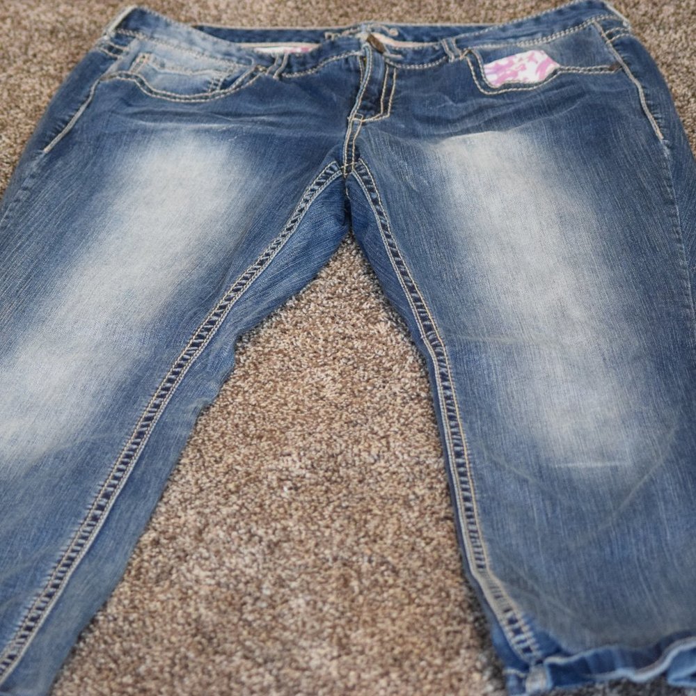 Maurices womens 11/12 short jeans